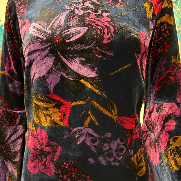 NWT- Trina Turk Velvet Top with Bell Sleeves -Medium - Picture 2 of 6